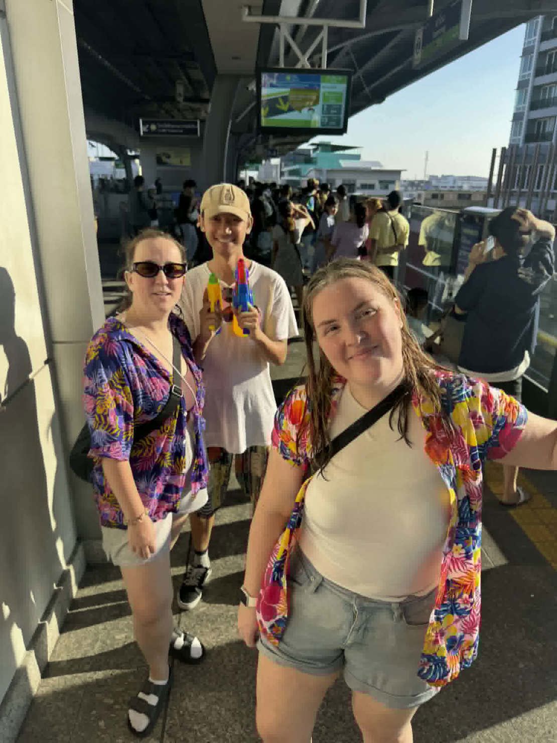 Malene med Elin og Aleng feirer Songkran